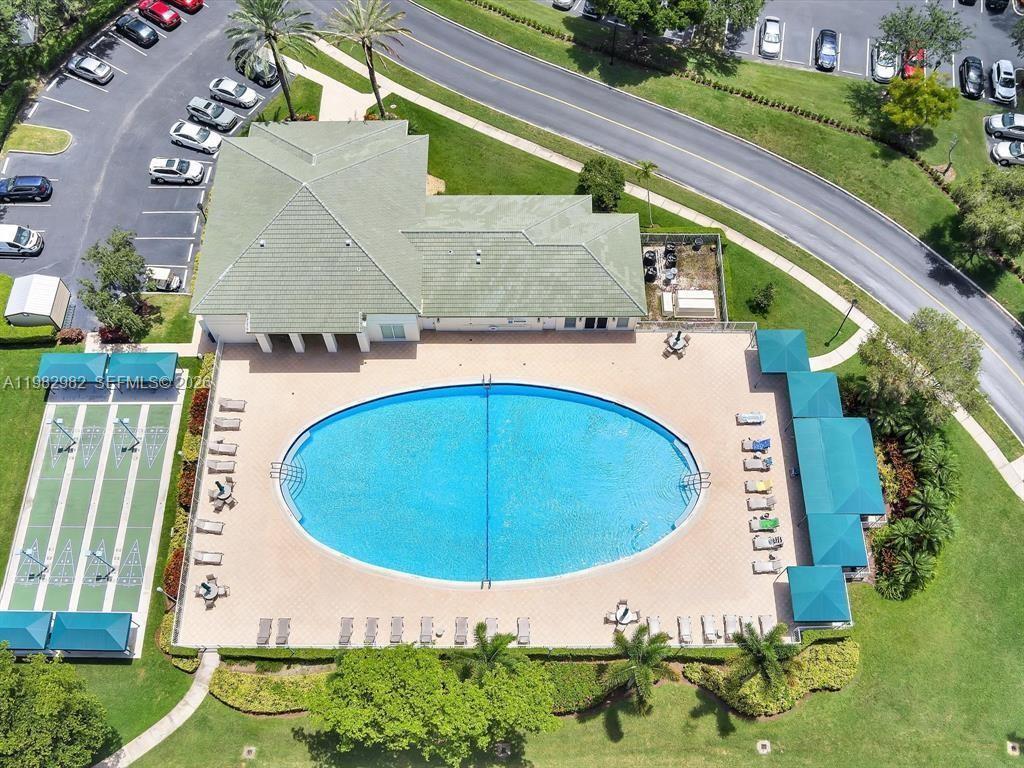 SOUTHAMPTON CONDOMINIUM - Residential