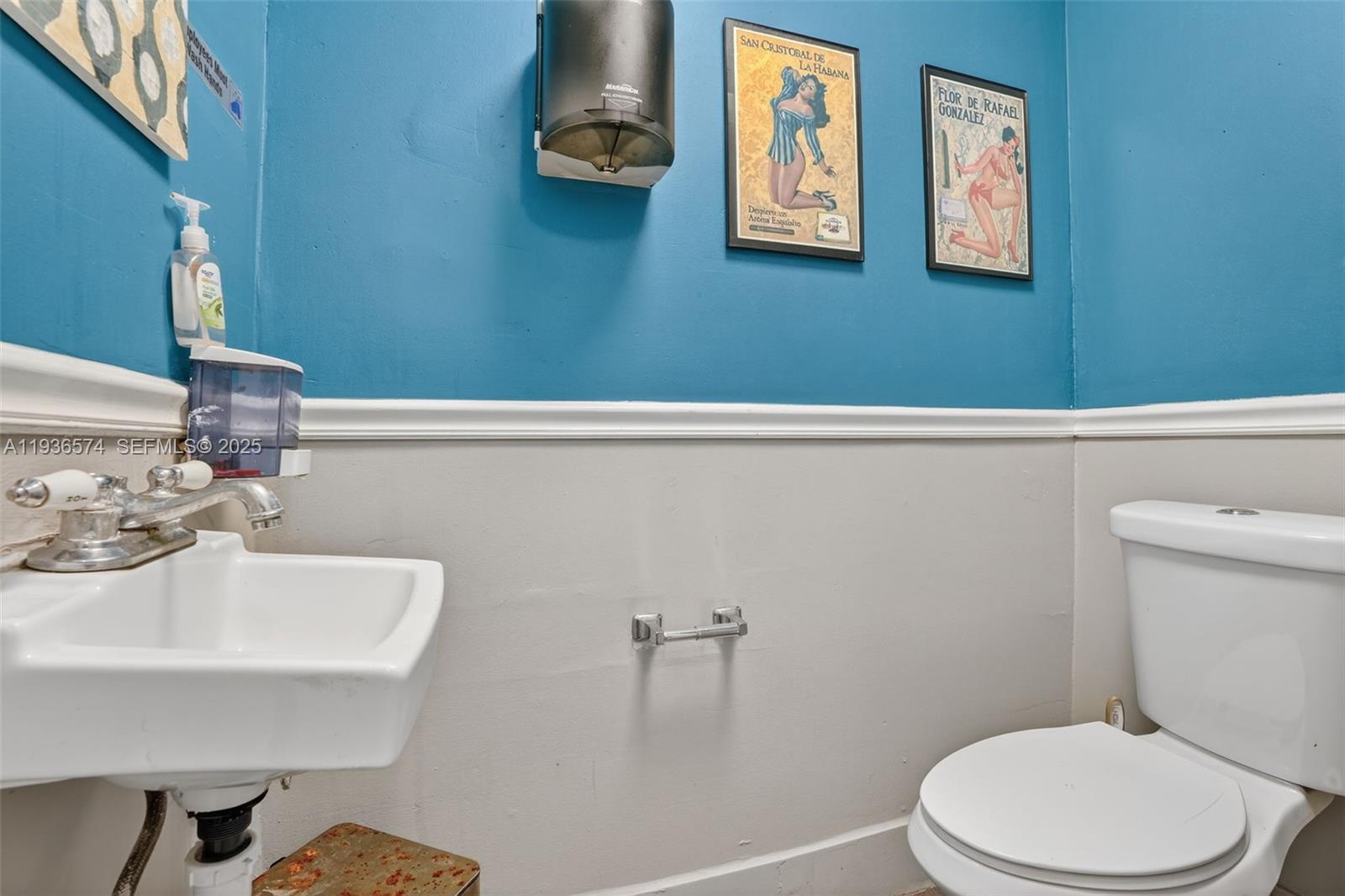 Main image without alt text