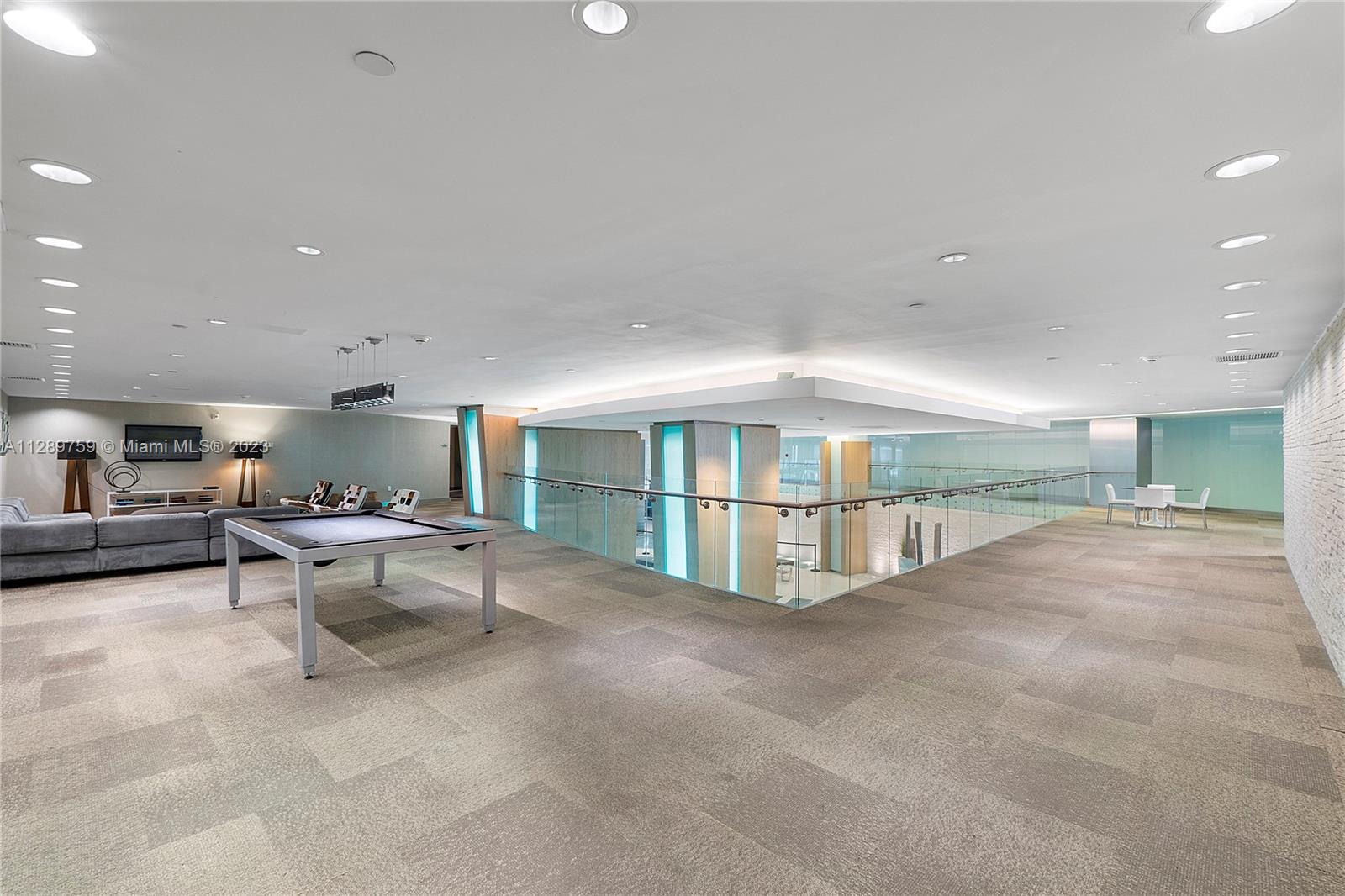 MINT CONDO - Residential