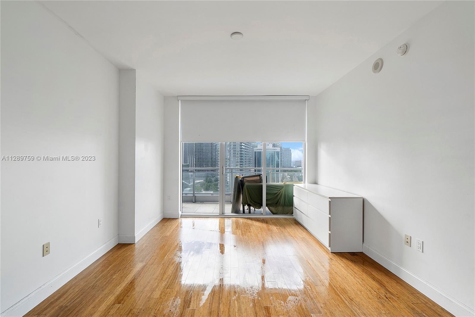 MINT CONDO - Residential