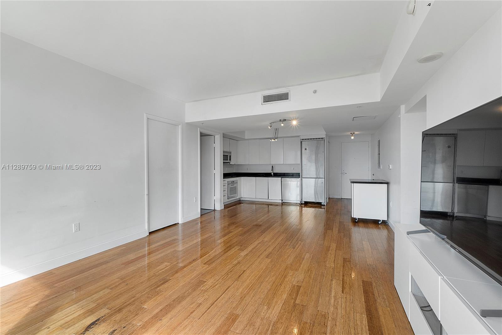 MINT CONDO - Residential