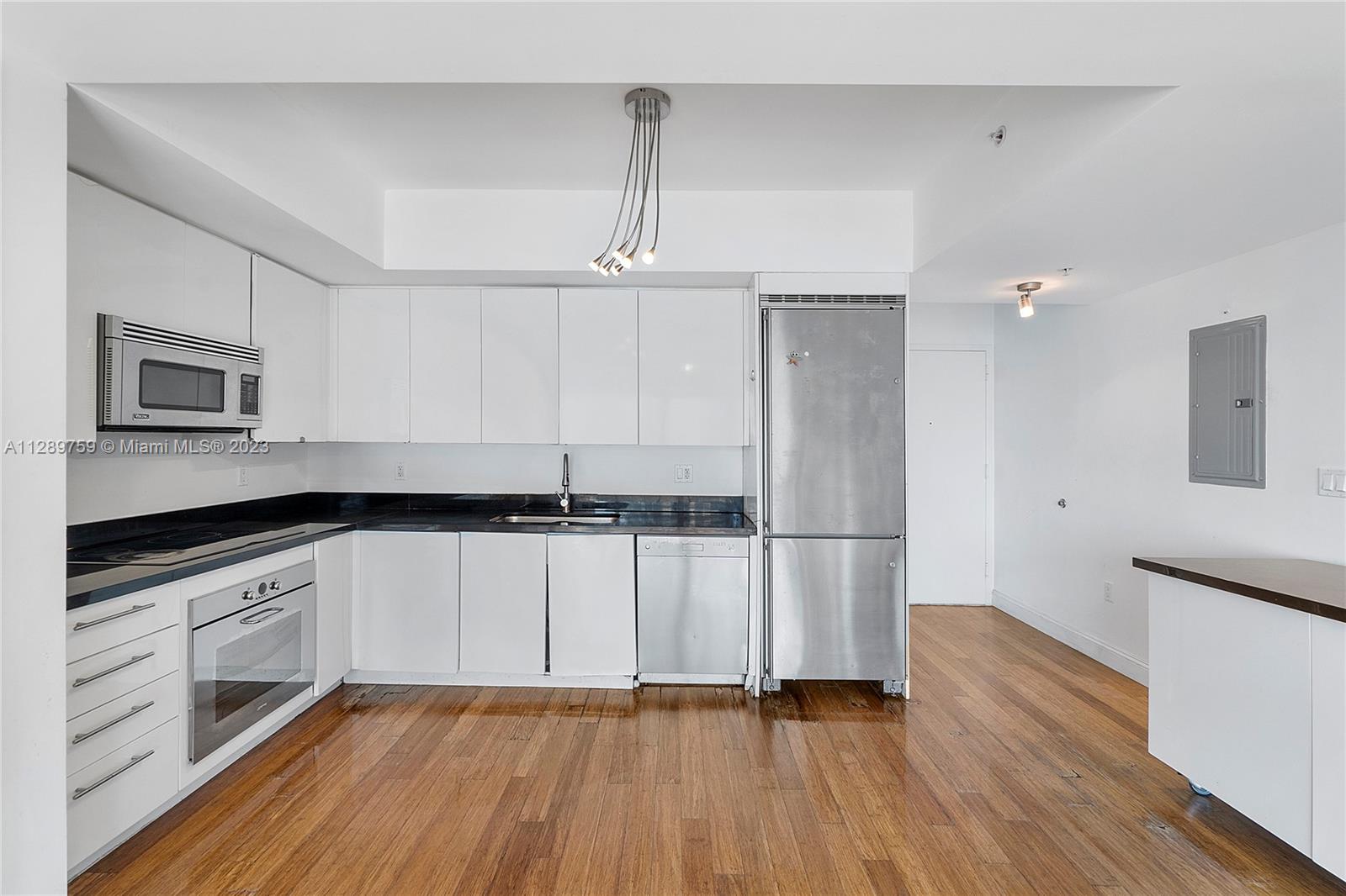 MINT CONDO - Residential