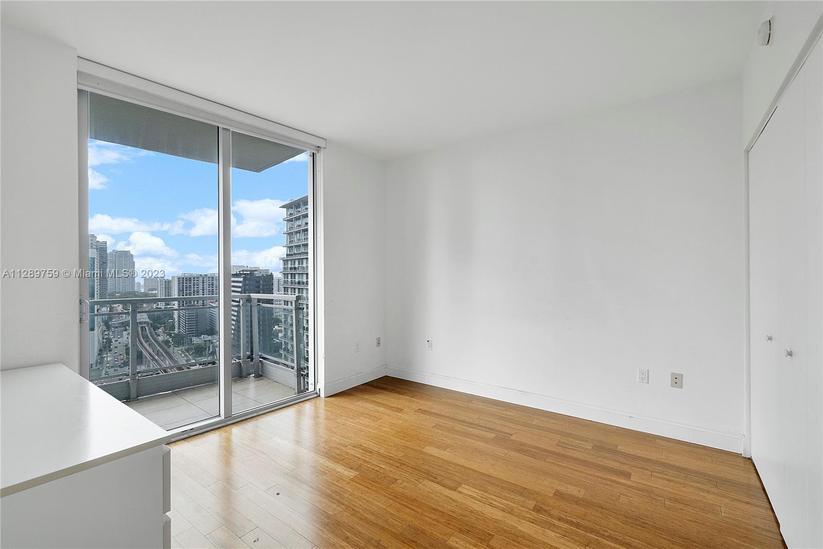 MINT CONDO - Residential