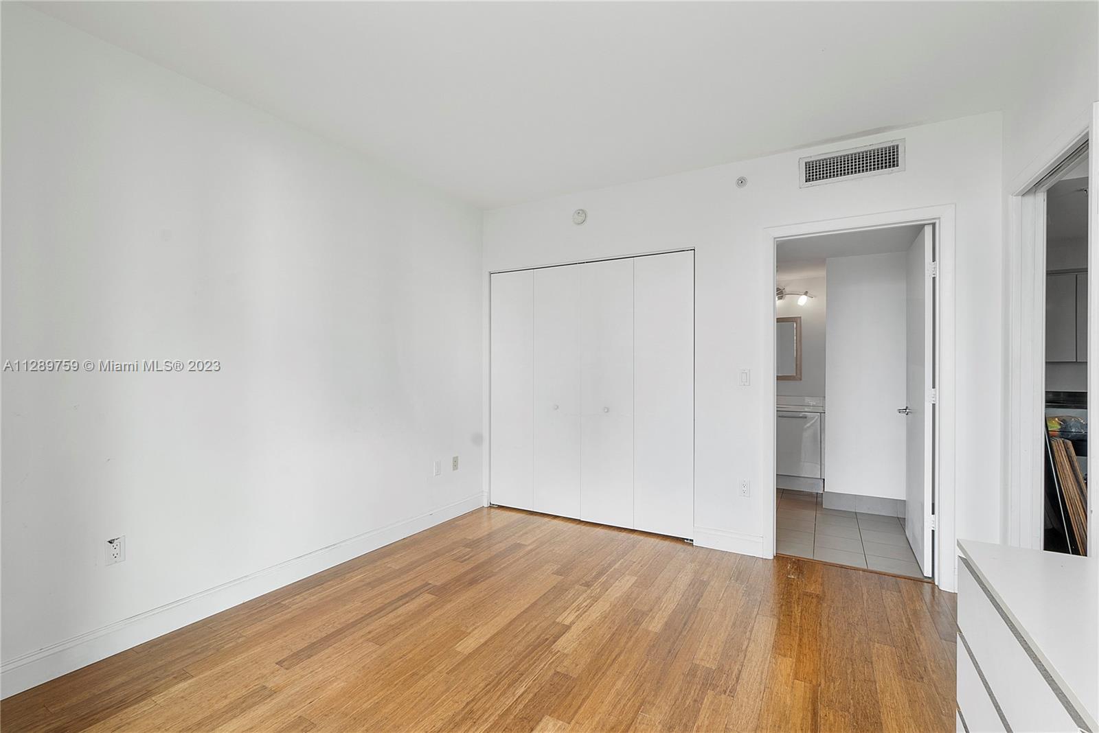 MINT CONDO - Residential