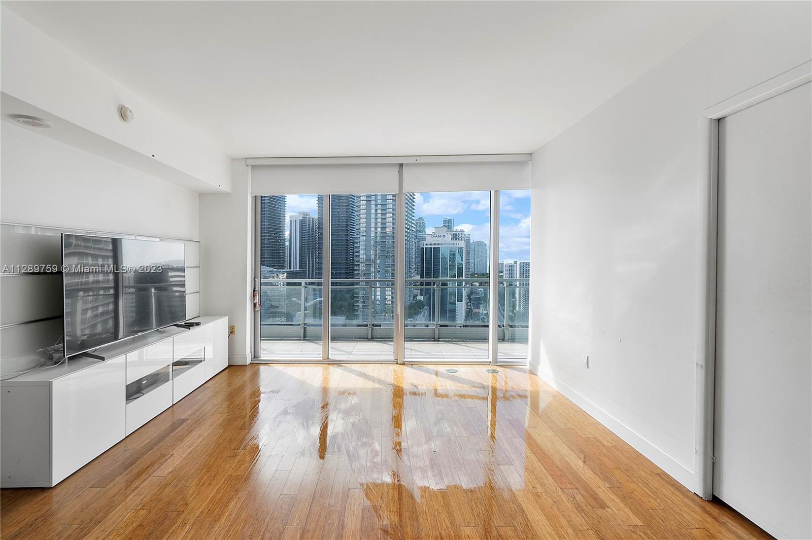 MINT CONDO - Residential