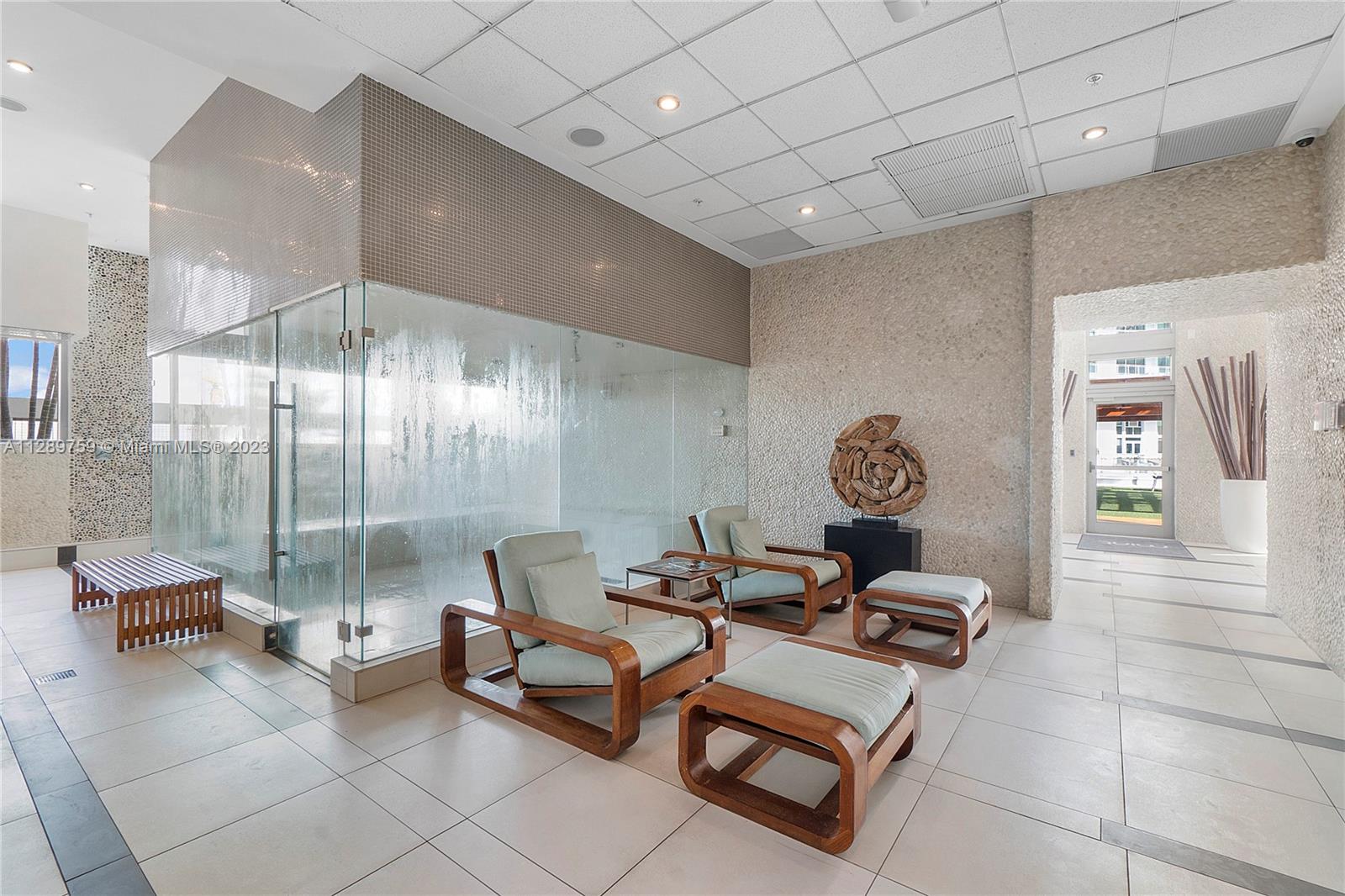 MINT CONDO - Residential