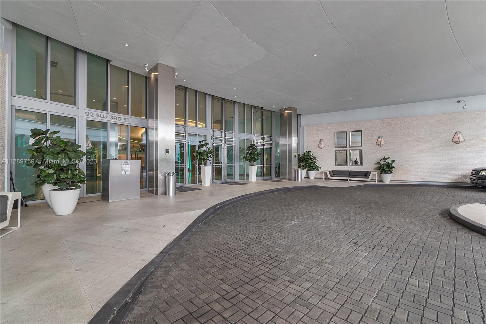 MINT CONDO - Residential