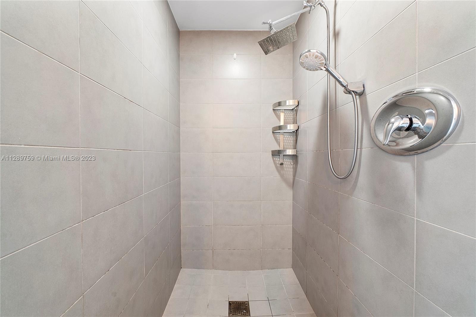 MINT CONDO - Residential