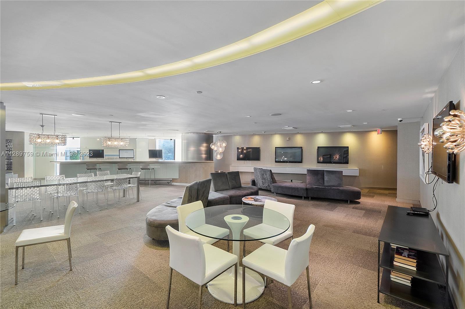 MINT CONDO - Residential