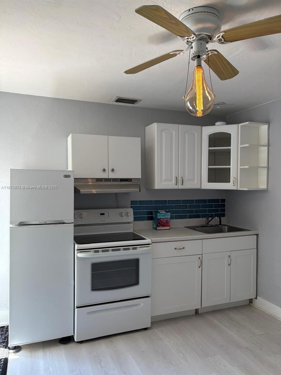 Cozy -1-bedroom Efficiency! Great location a mile away from the Beach
Private retreat for one person , includes full bedroom(furnished or unfurnished) full batrhroom with bath tub, full kitchen , parking ,impact windows. All utilities are included in rent (perfect for solo travelers,remote , local workers or students. This unit can be rent Seasonal (3 months minimun) , ask LA for availability and price.
Contact LA for viewing! Easy to show, text LA 786-651-7861