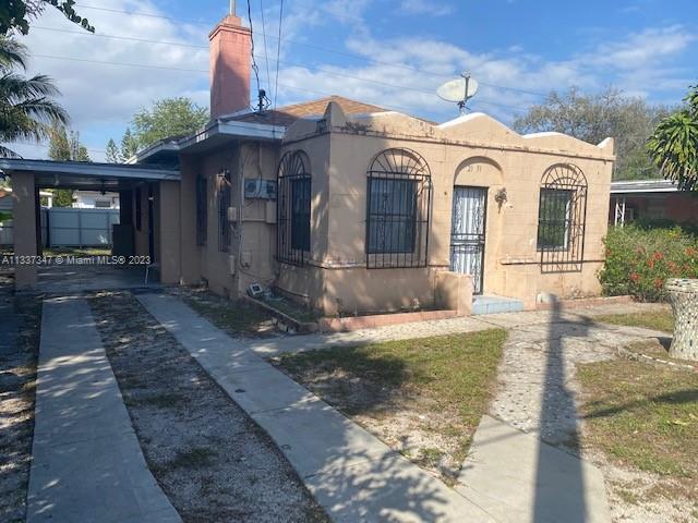 HOME ON LARGE LOT, NEEDS REPAIR/TLC, BEING SOLD AS IS, INVESTOR EXCELLENT INVESTMENT,
DONT MISS IT OUT