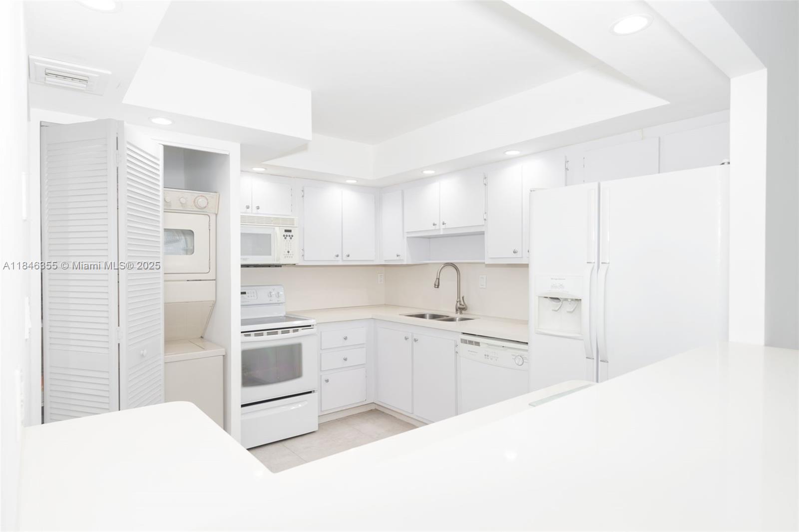 BRICKELL PLACE CONDO - Residential Lease