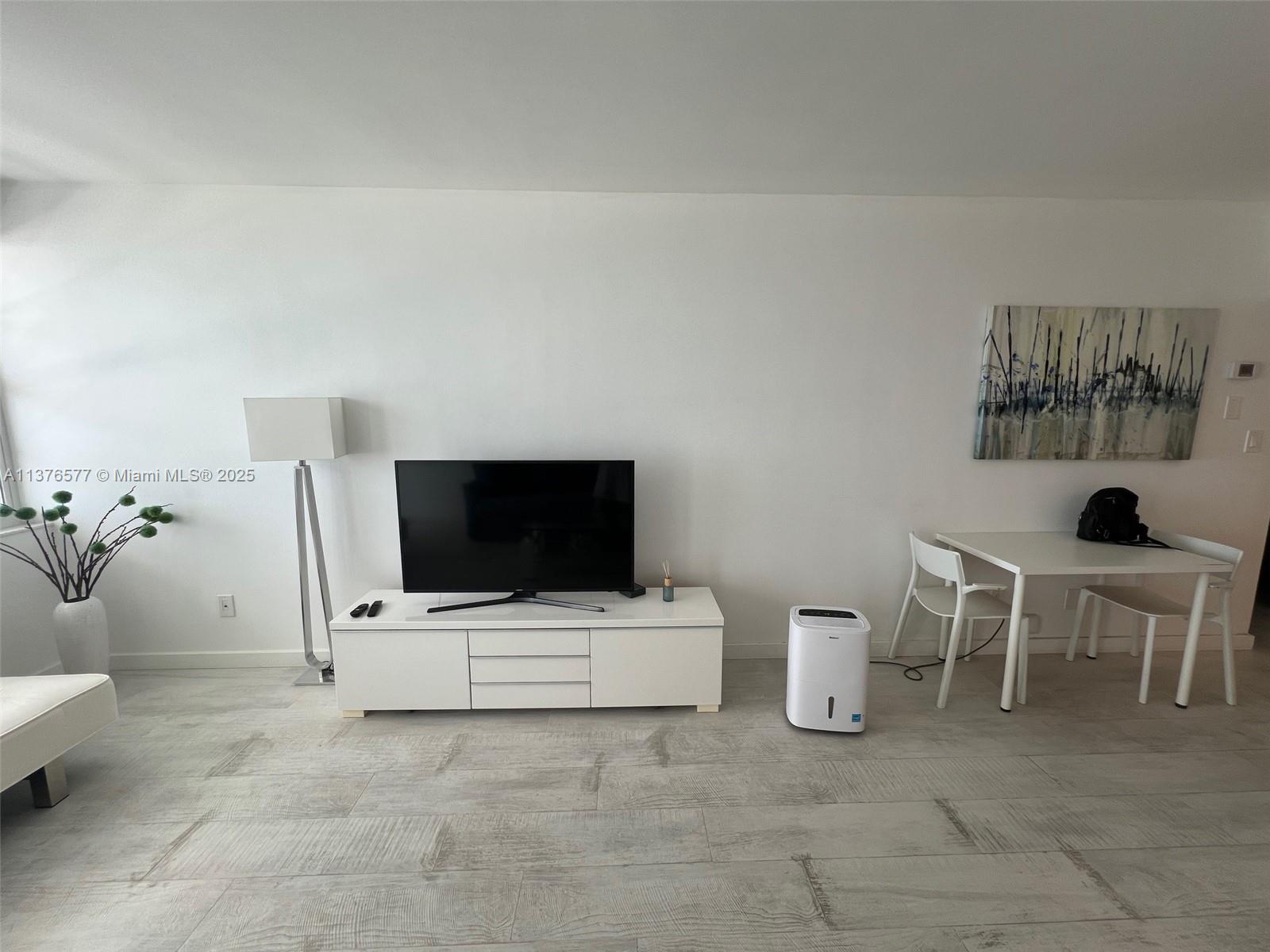 THE DECOPLAGE CONDO - Residential Lease