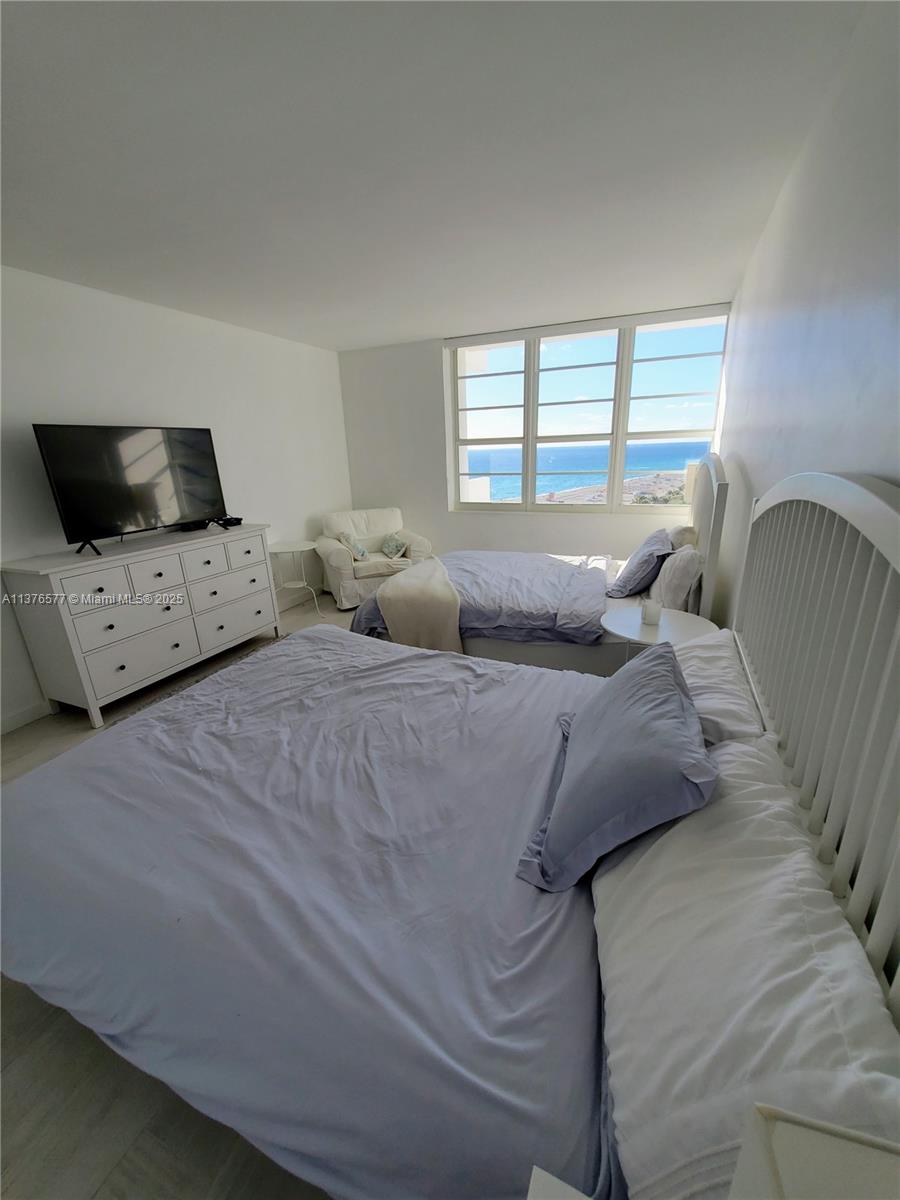 THE DECOPLAGE CONDO - Residential Lease