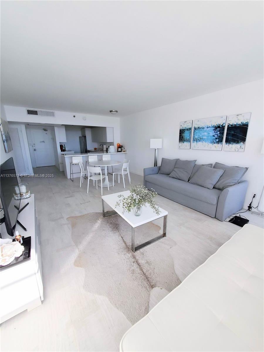 THE DECOPLAGE CONDO - Residential Lease