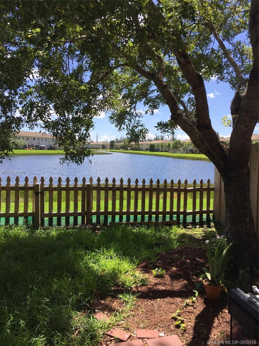 BEAUTIFUL CORNER TOWNHOUSE WITH SPECATCULAR LAKE VIEW, 3 BEDROOM/2.5 BATH,NEW APPLIANCES NEW WATER HEATER,AND ALMOST NEW A/C,GATED COMMUNITY, POOL