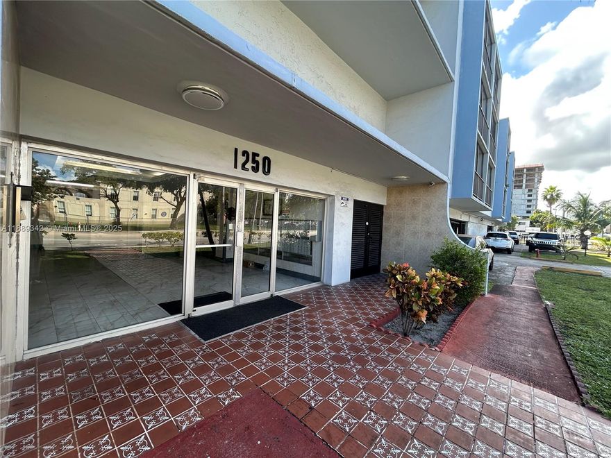 **Charming** Gated parking. Very spacious and bright with gest bath in addition to the master bath. Bright in every corner offering comfort and functionality. Impeccable maintained condominium in a great location. 5 minutes to I-95 and Biscayne Blvd. Surrounded by Shopping centers restaurants and essential services. Fast approval. ** Very easy to show ** L-box *L-Box **