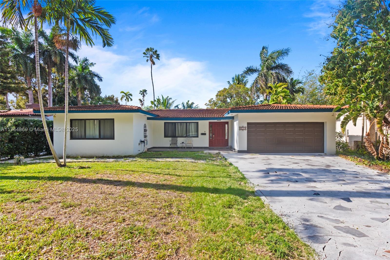 The property at 314 NE 85th St, Miami, Florida, with 5 bedrooms and 4 bathrooms, is simply charming. Its bright and cozy living room harmoniously blends with the Florida room, creating a perfect space to enjoy quality moments with family or friends. Furthermore, its privileged location next to the water canal in such a beautiful area further enhances its appeal. This house not only provides a home but also the opportunity to live exceptional experiences and create unforgettable memories.
