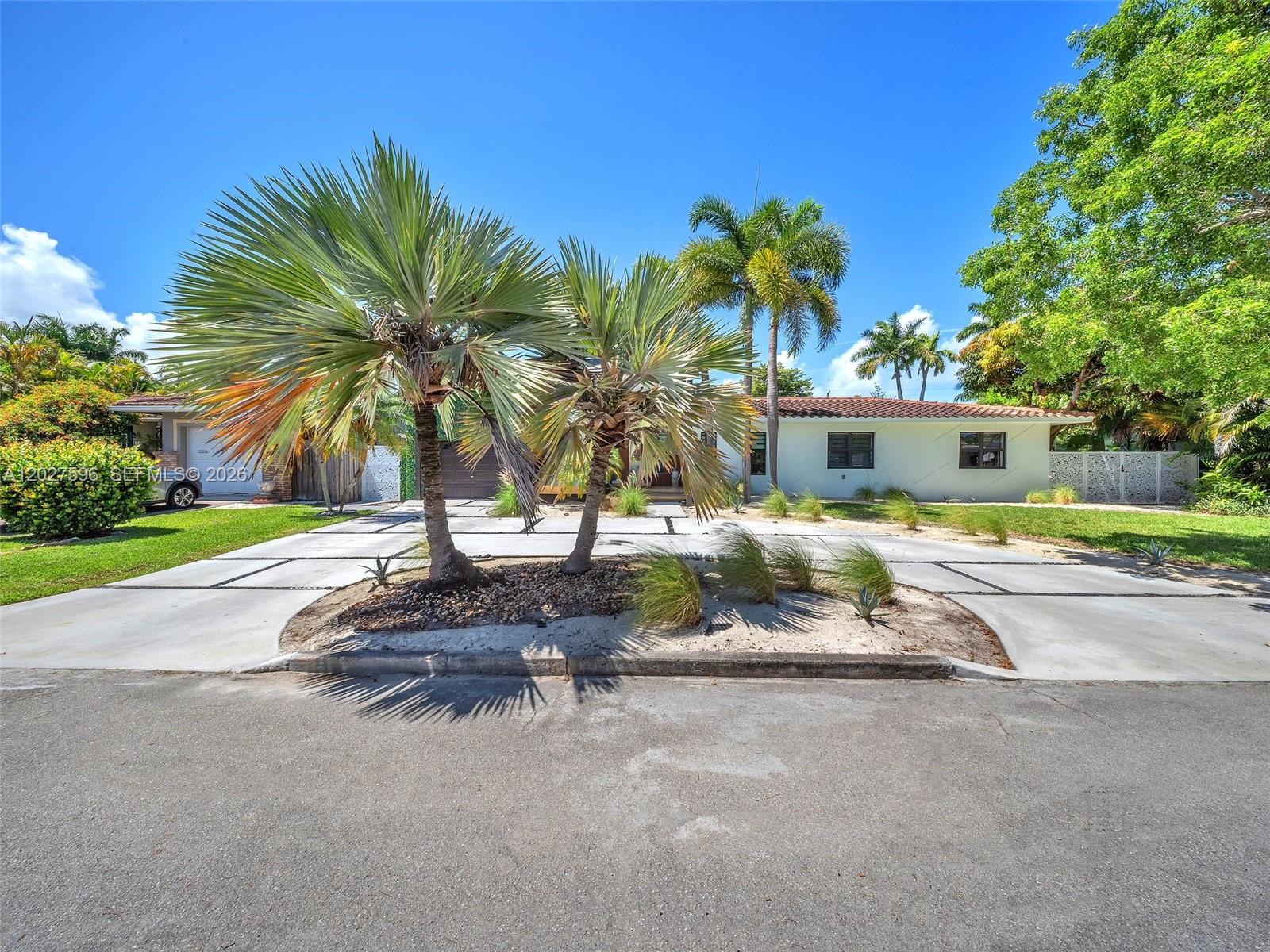 HOLLYWOOD LAKES SECTION - Residential