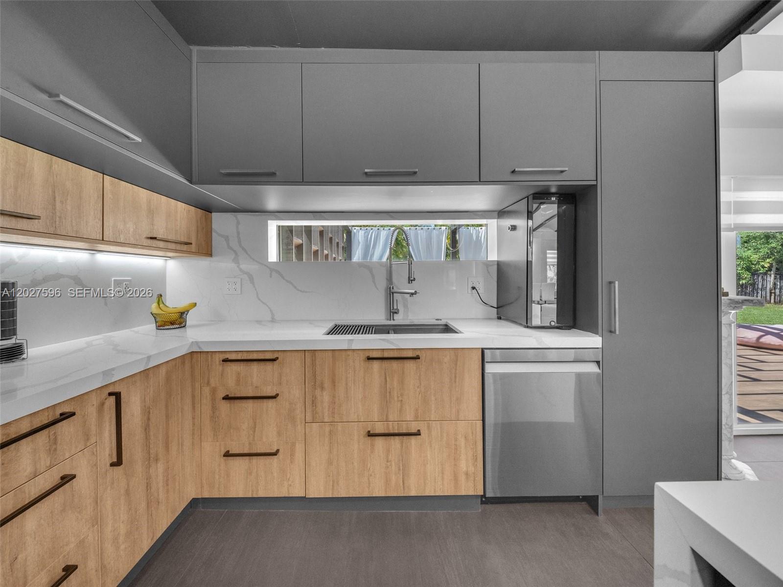 HOLLYWOOD LAKES SECTION - Residential