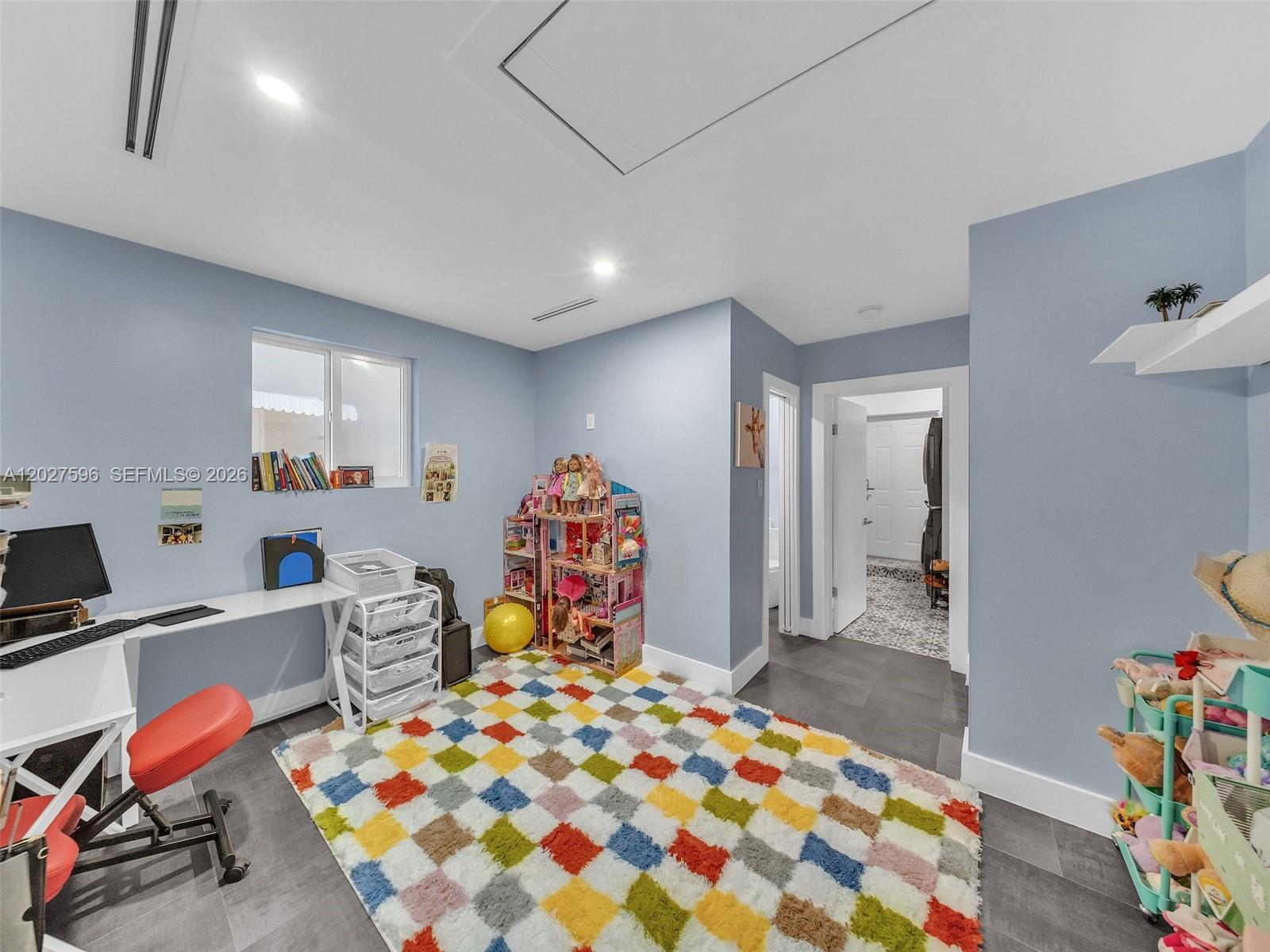 HOLLYWOOD LAKES SECTION - Residential