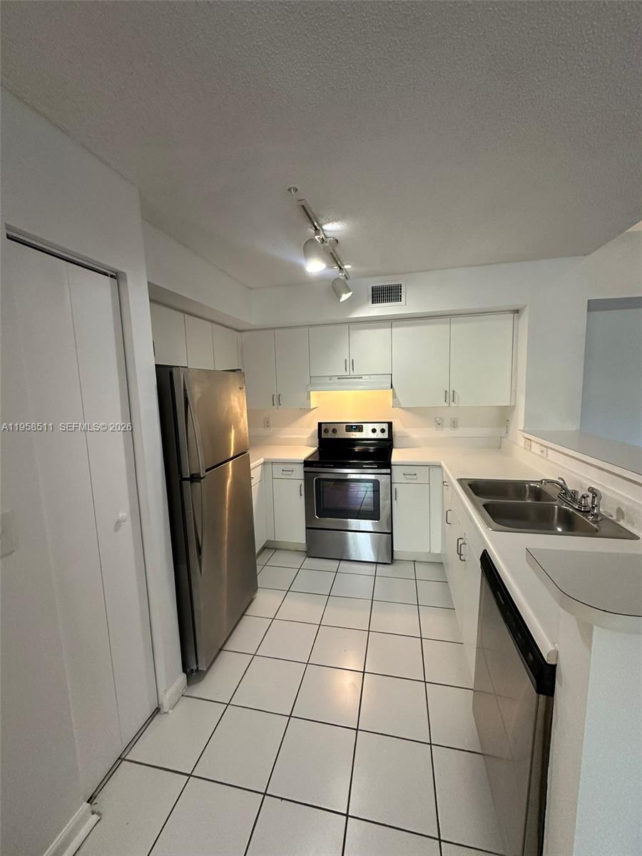 CARRINGTON AT COCONUT CRE - Residential Lease