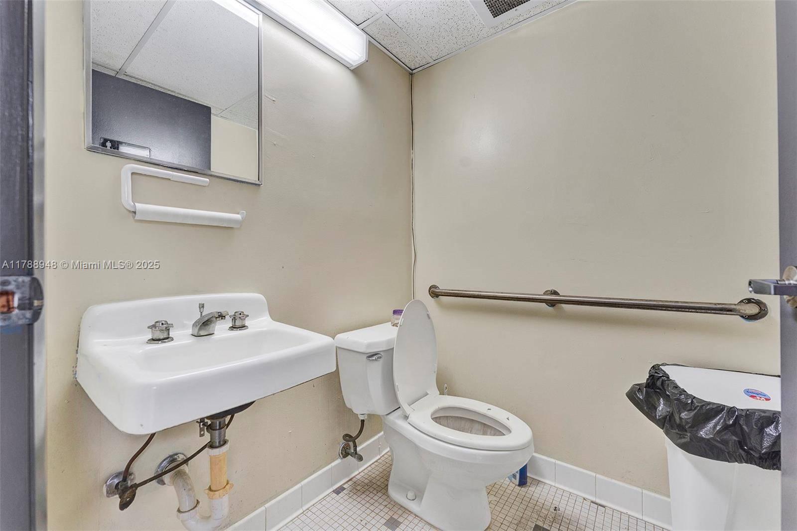 Main image without alt text