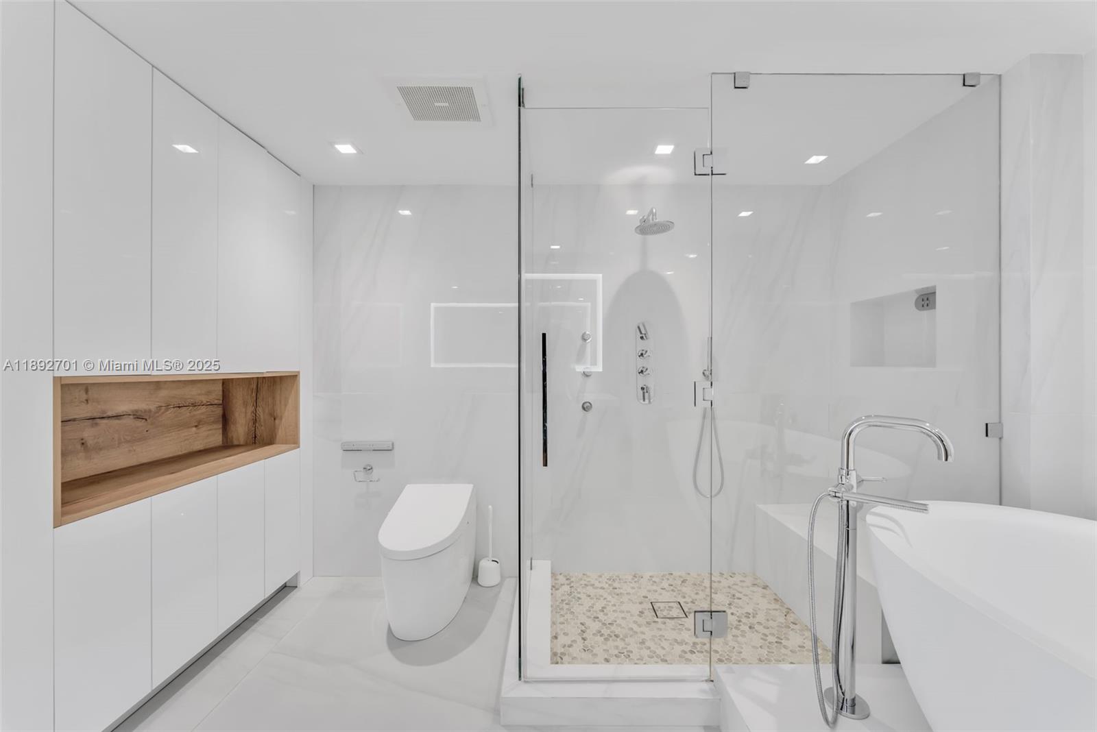 ICONBRICKELL CONDO NO 1 - Residential Lease