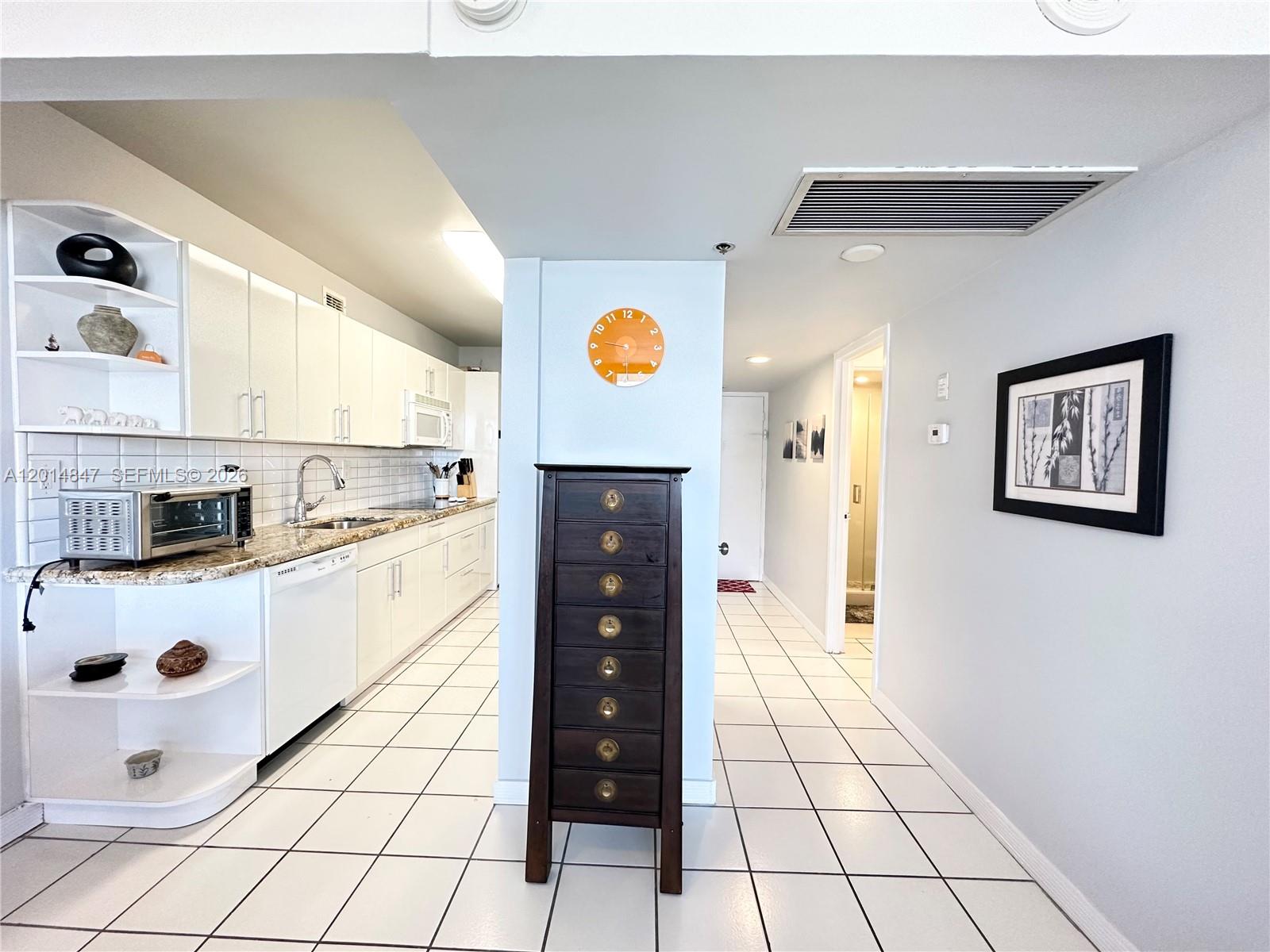 THE DECOPLAGE CONDO - Residential Lease