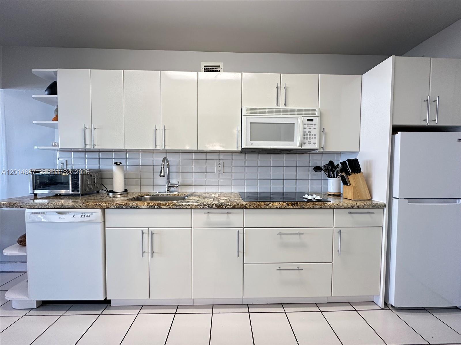 THE DECOPLAGE CONDO - Residential Lease