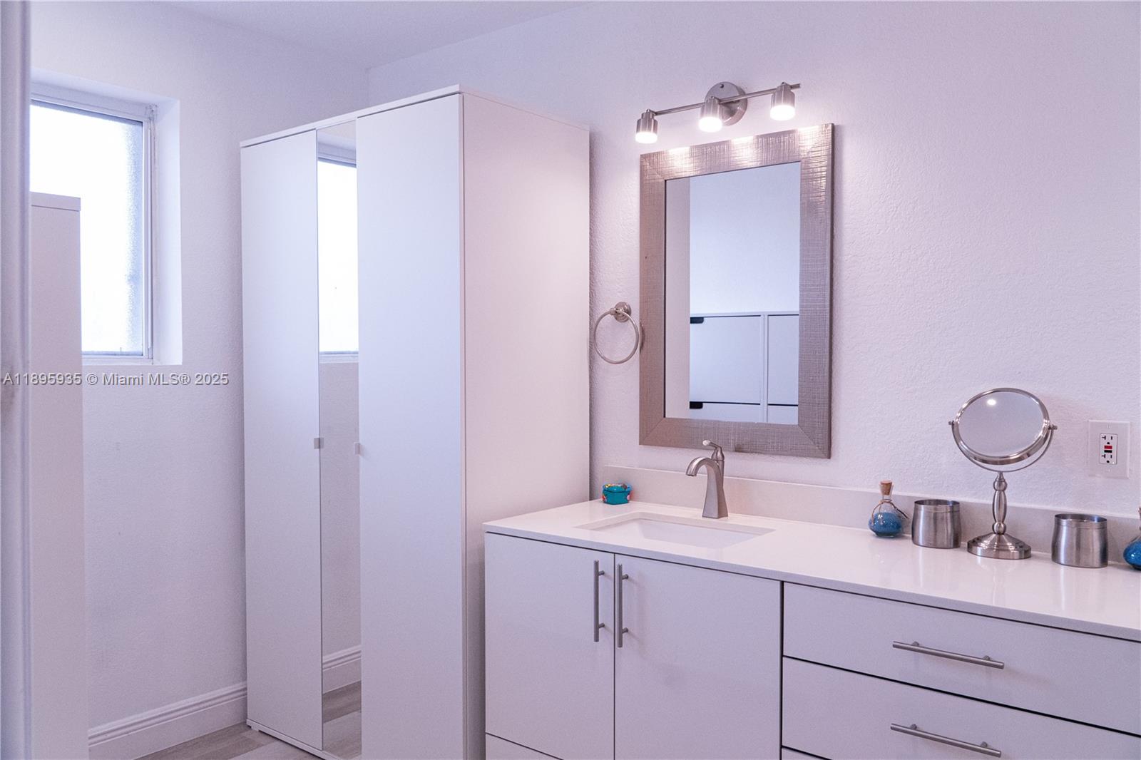 FOREST LAKE PARADISE - Residential