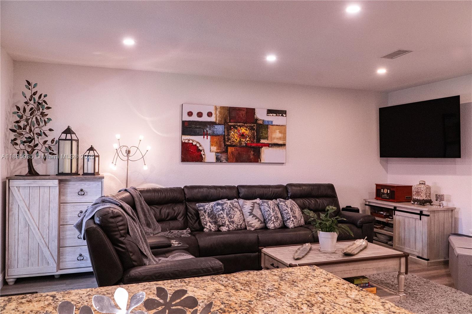 FOREST LAKE PARADISE - Residential