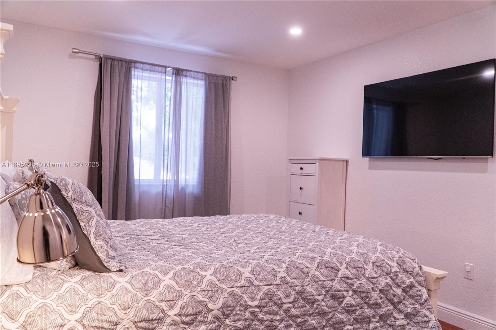 FOREST LAKE PARADISE - Residential