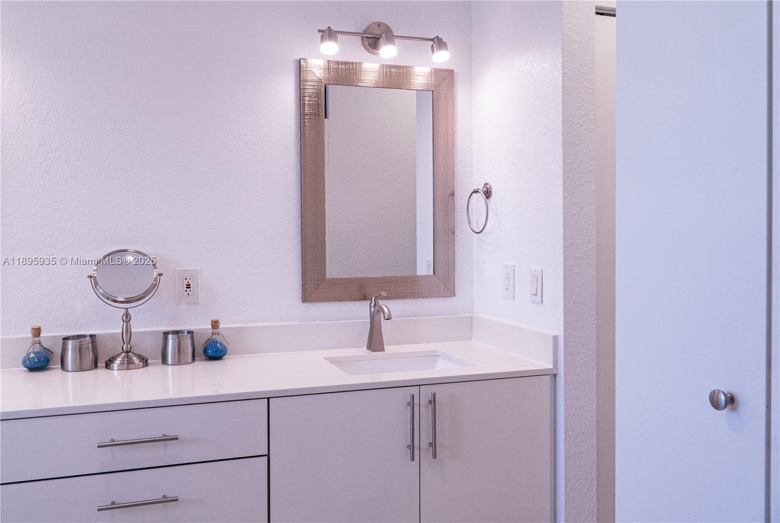 FOREST LAKE PARADISE - Residential