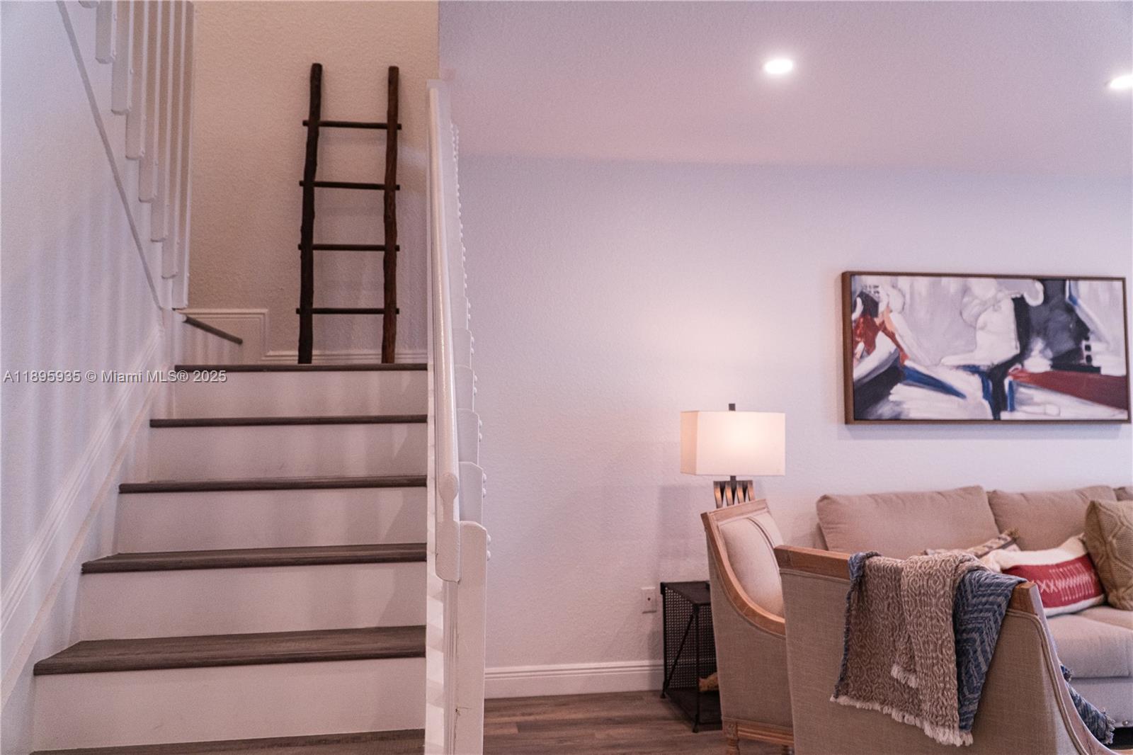 FOREST LAKE PARADISE - Residential