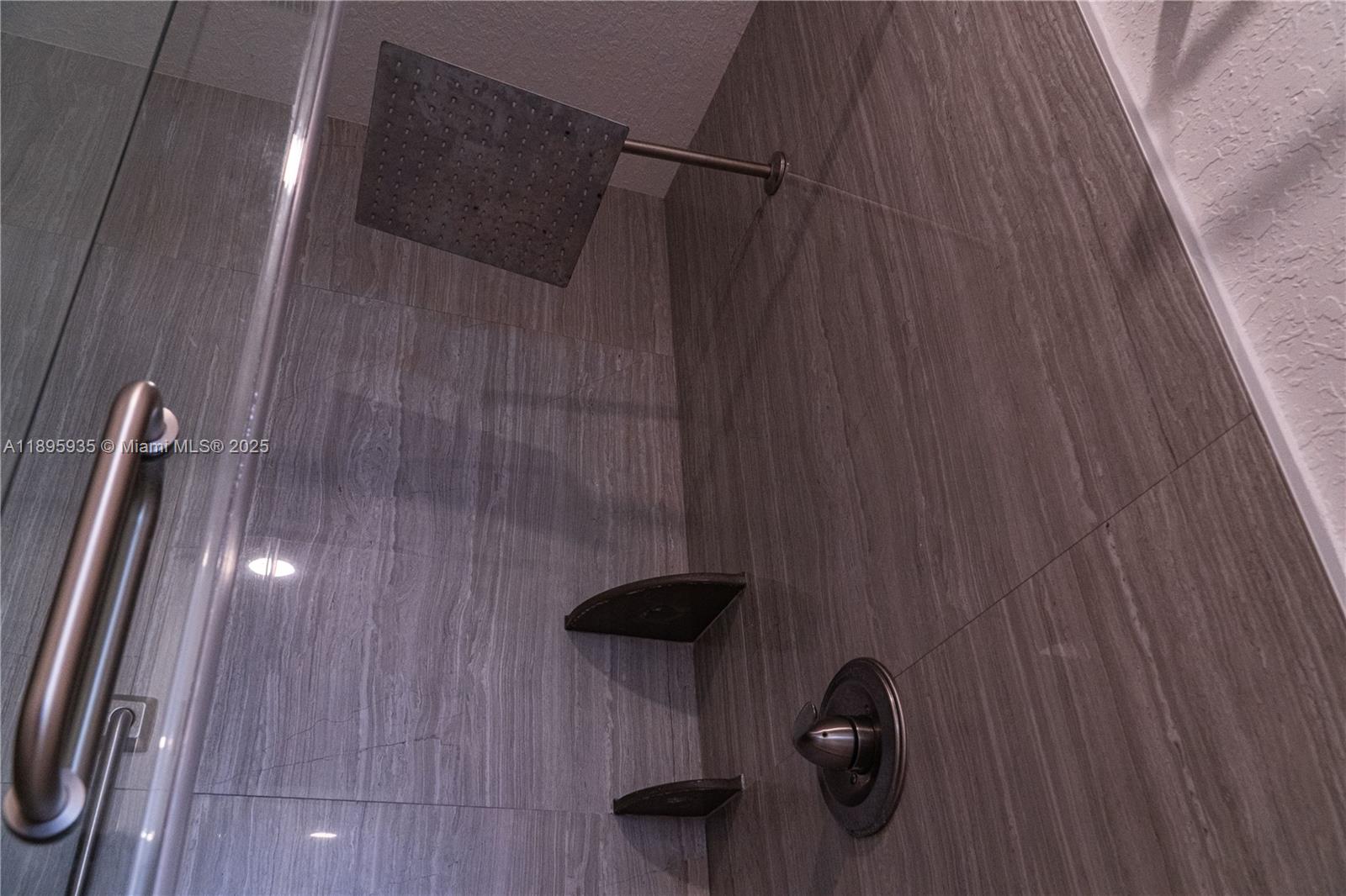 FOREST LAKE PARADISE - Residential