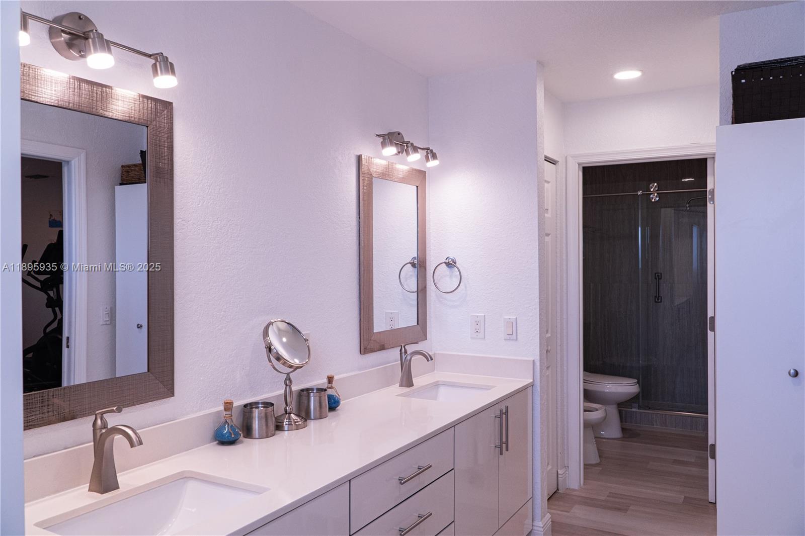 FOREST LAKE PARADISE - Residential