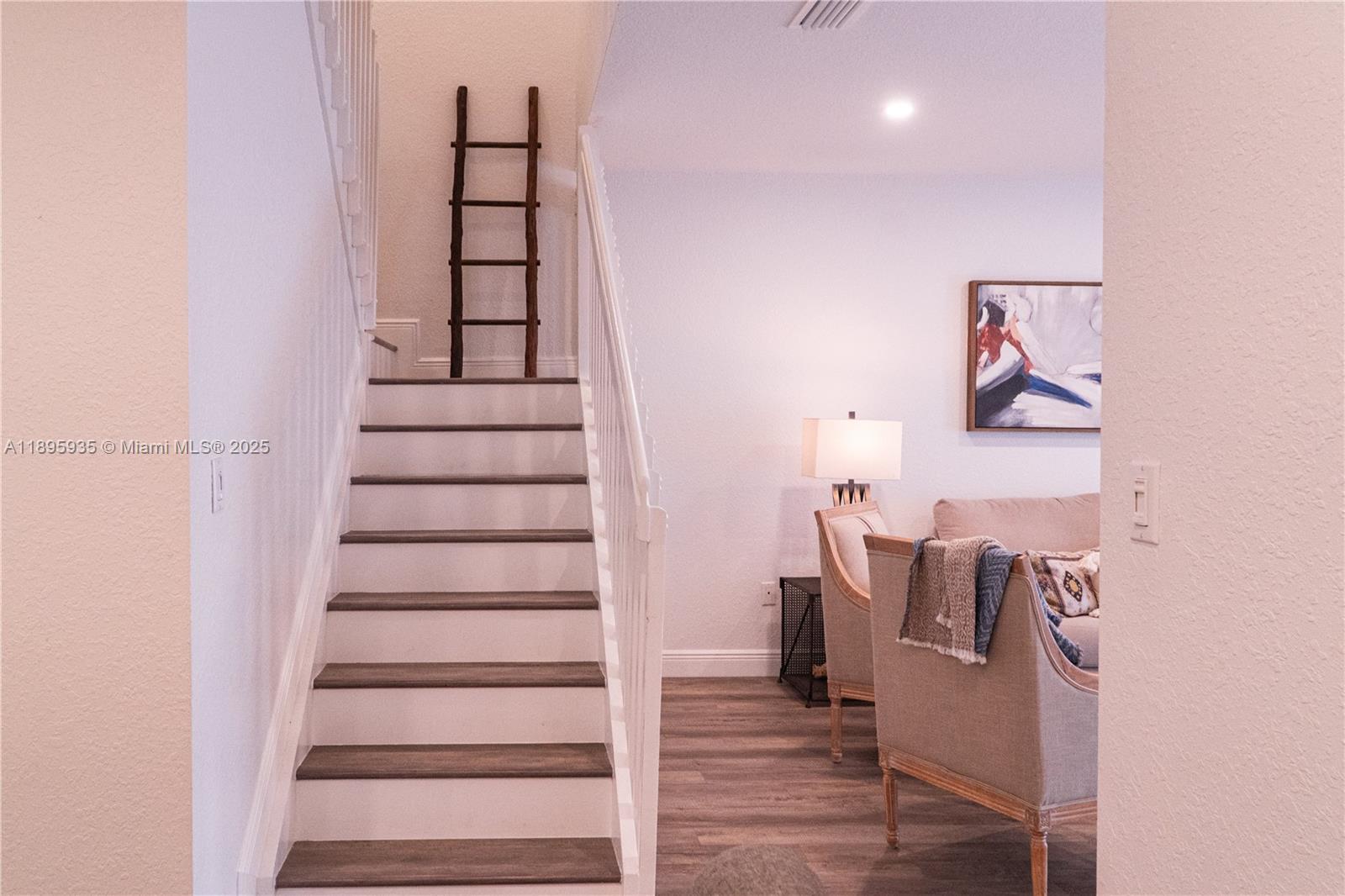 FOREST LAKE PARADISE - Residential