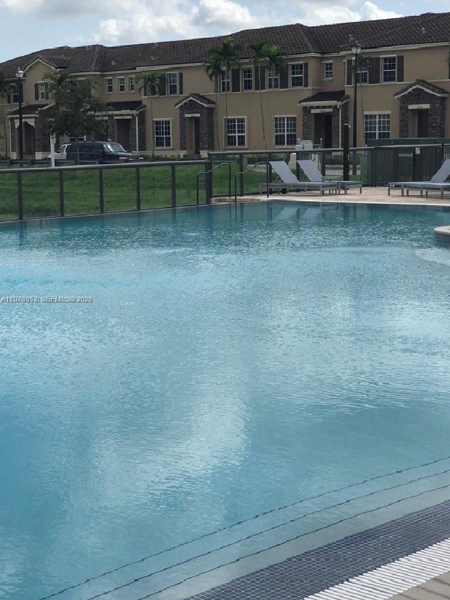 KENDALL COMMONS TOWNHOMES - Residential Lease