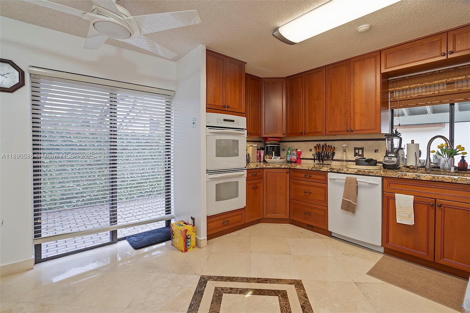 COUNTRY ISLES - Residential Lease