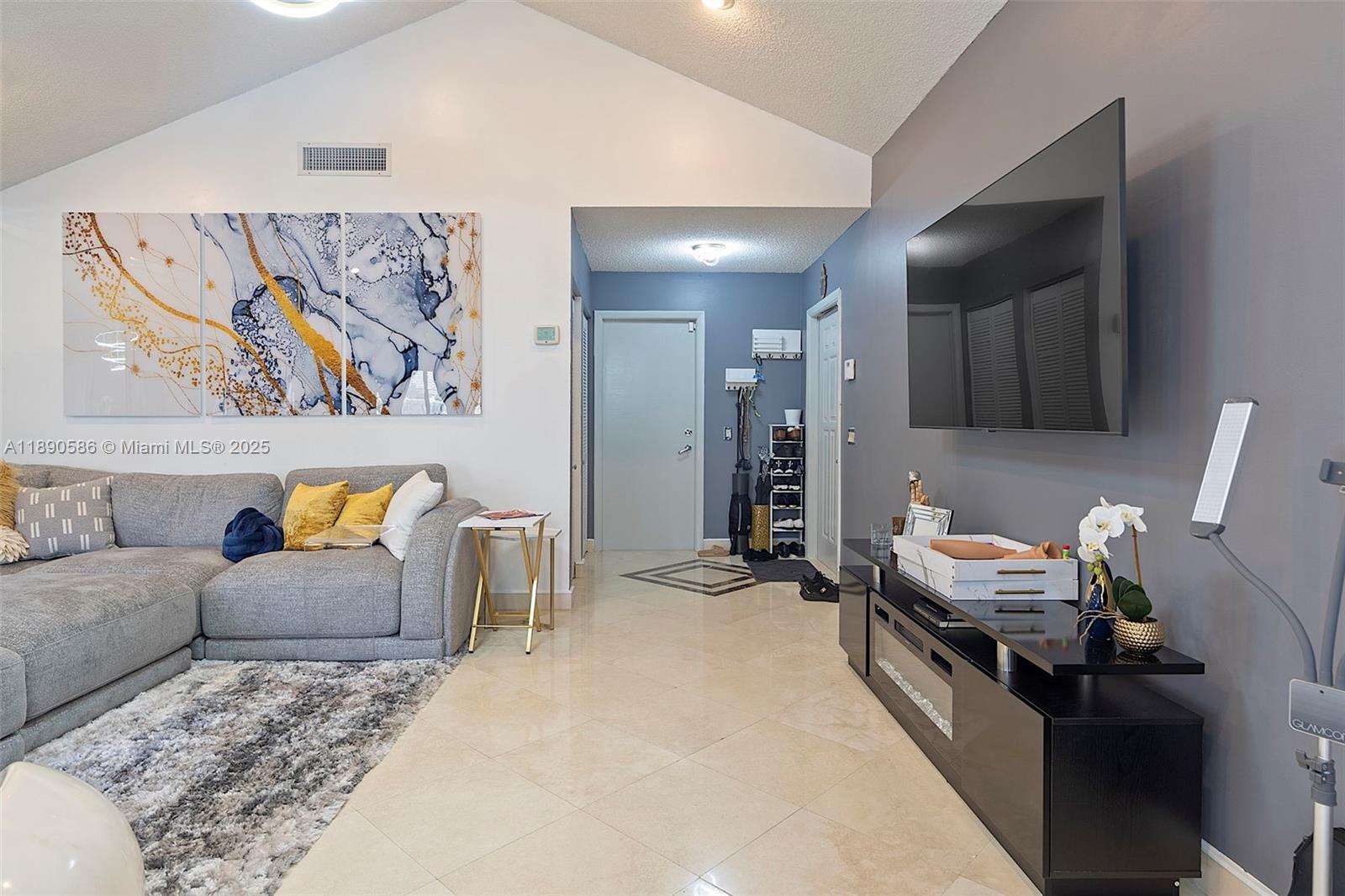 COUNTRY ISLES - Residential Lease