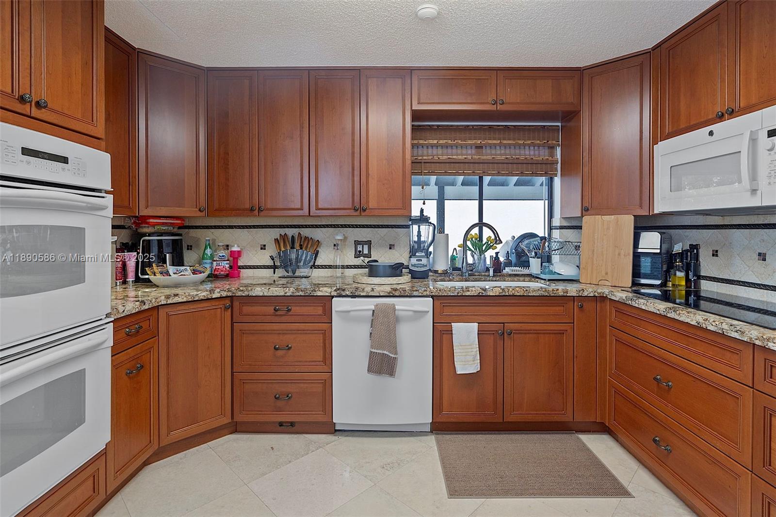 COUNTRY ISLES - Residential Lease