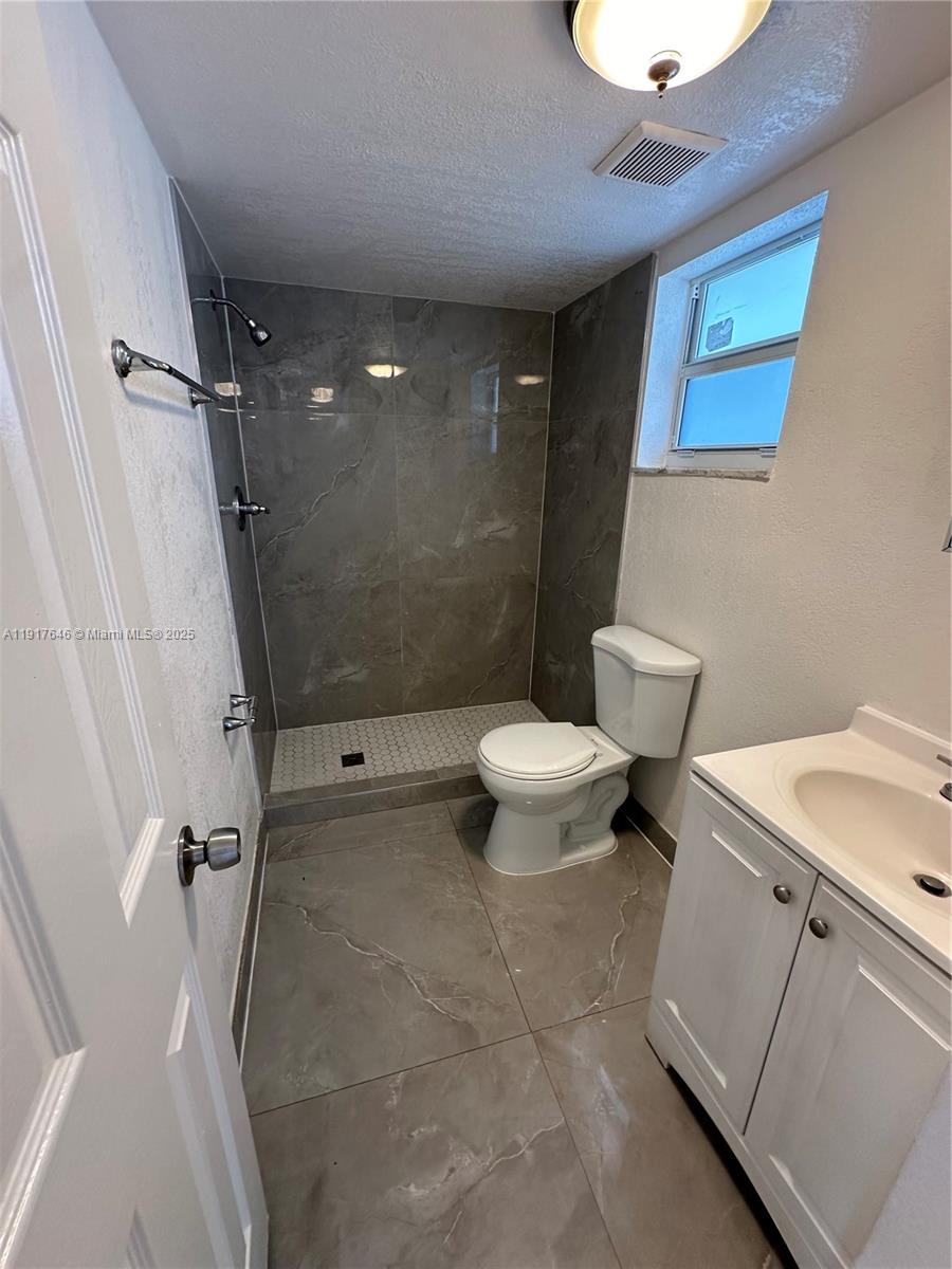 CRYSTAL LAKE 1ST SEC - Residential Lease