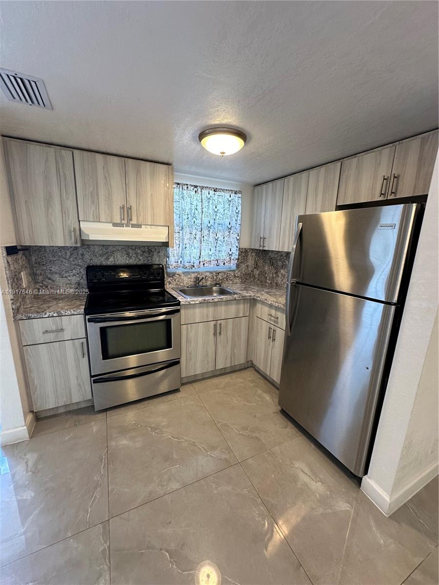 CRYSTAL LAKE 1ST SEC - Residential Lease