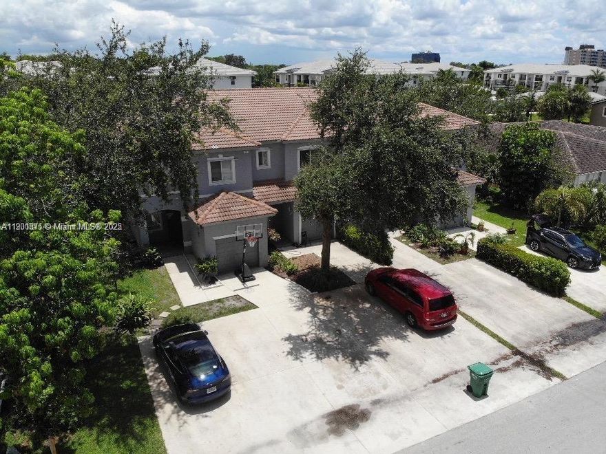 PRIME INVESTMENT OPPORTUNITY!* Well-maintained 2003-built fourplex on a spacious  lot in desirable Coral Springs. Each unit features 3BD/2.5BA with 1-car garage plus ample parking.  Separate water and electric meters for each unit minimize expenses. 
GREAT FOR INVESTORS OR OWNER OCCUPANTS.