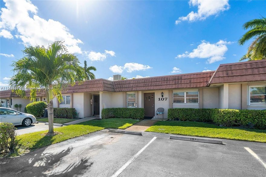 Beautiful Villa in West Palm Beach is conveniently located in 55 yr community.  Spacious 2 bedrooms 
2 baths with laminated wood floors.  The Community features pool, clubhouse, tennis court and shuffleboard.  
Price to sell fast.