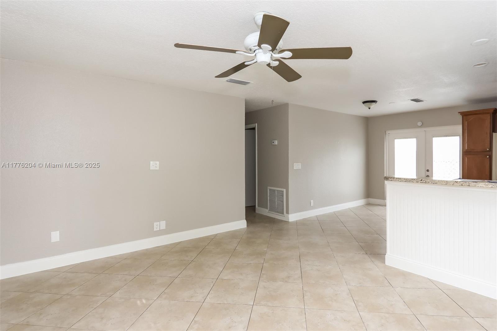COUNTRY CLUB ACRES 5 - Residential Lease