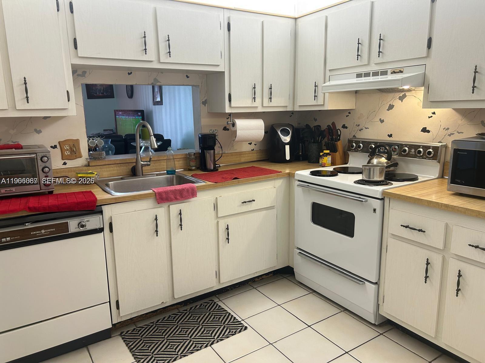 SOMERSET AT LAUDERDALE LA - Residential