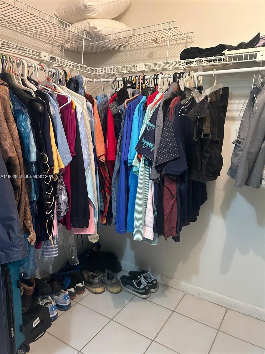 SOMERSET AT LAUDERDALE LA - Residential