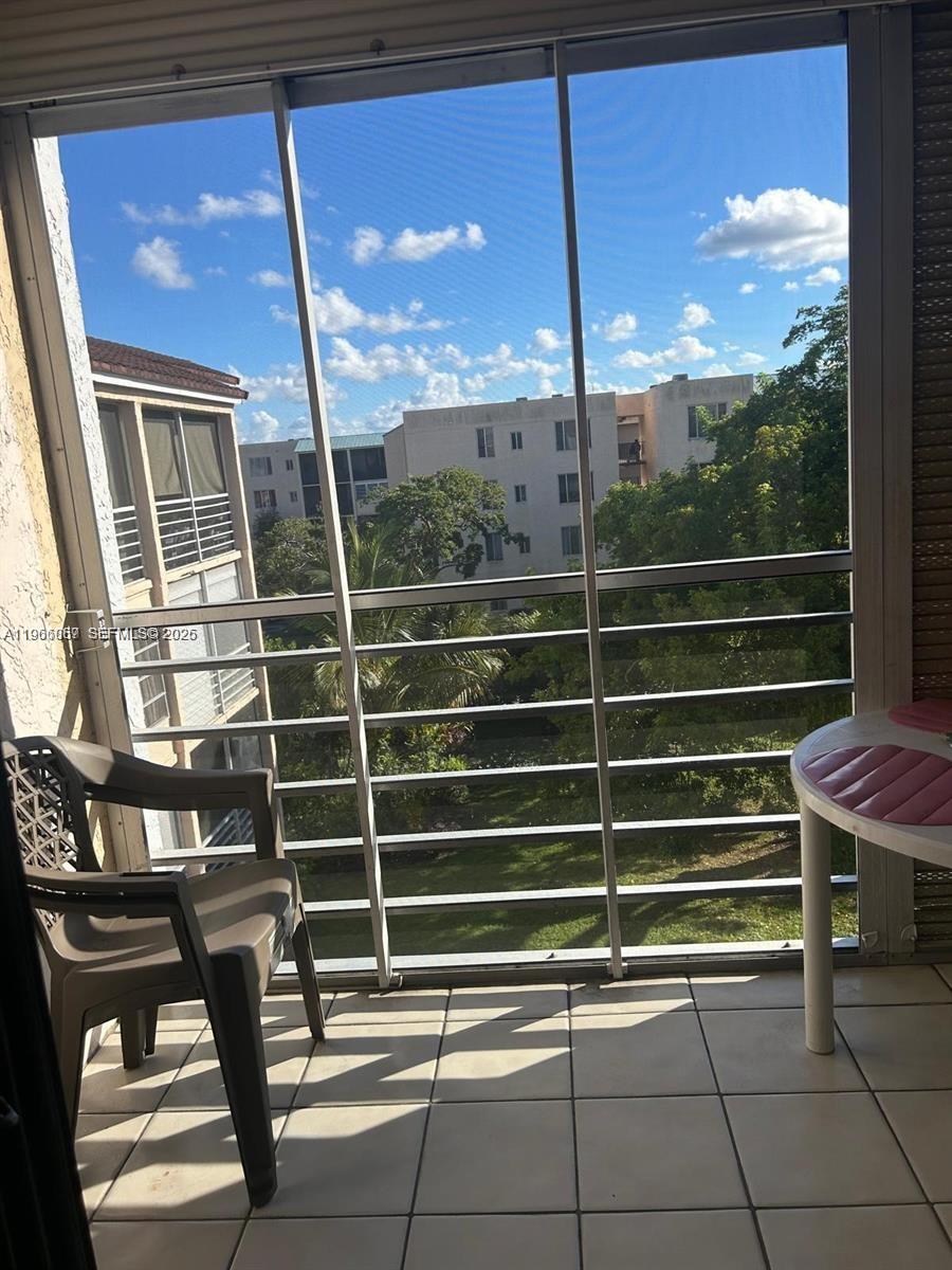 SOMERSET AT LAUDERDALE LA - Residential